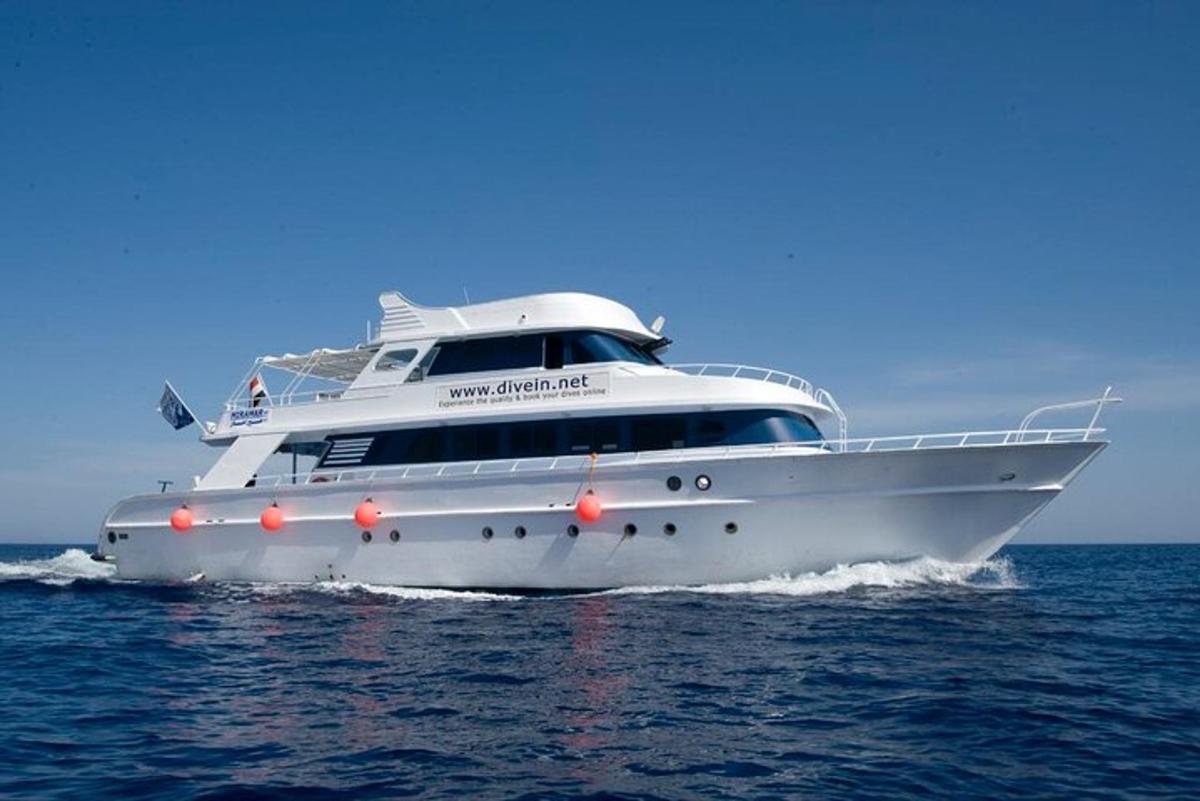 uno yacht bianco nell'oceano sull'acqua