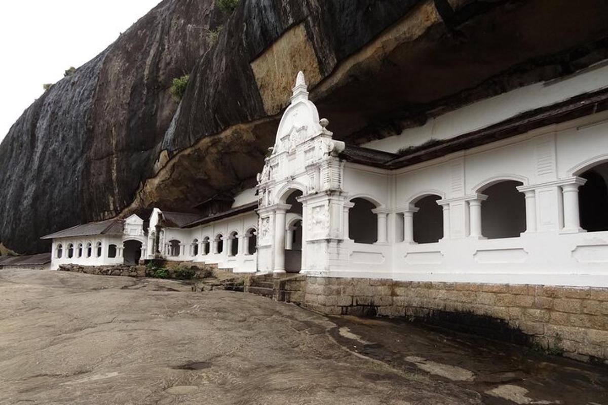 un grande edificio bianco accanto a una montagna