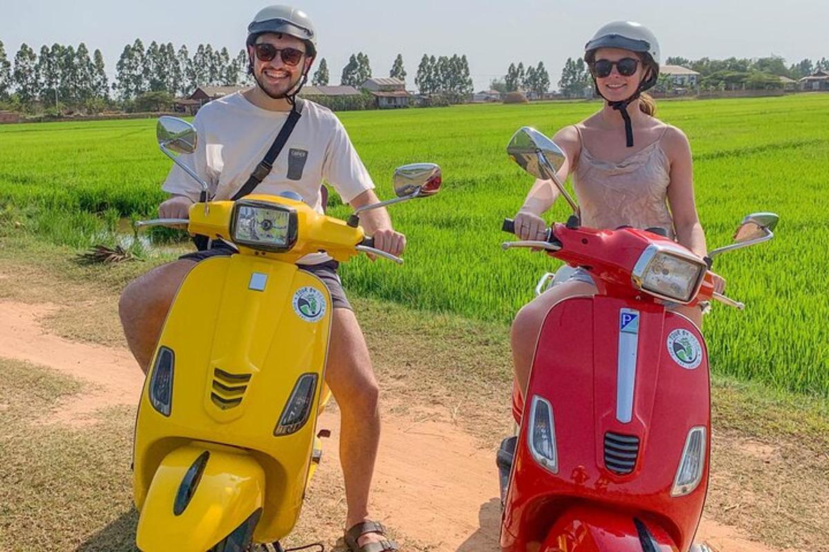 muž a žena jedoucí na motorkách