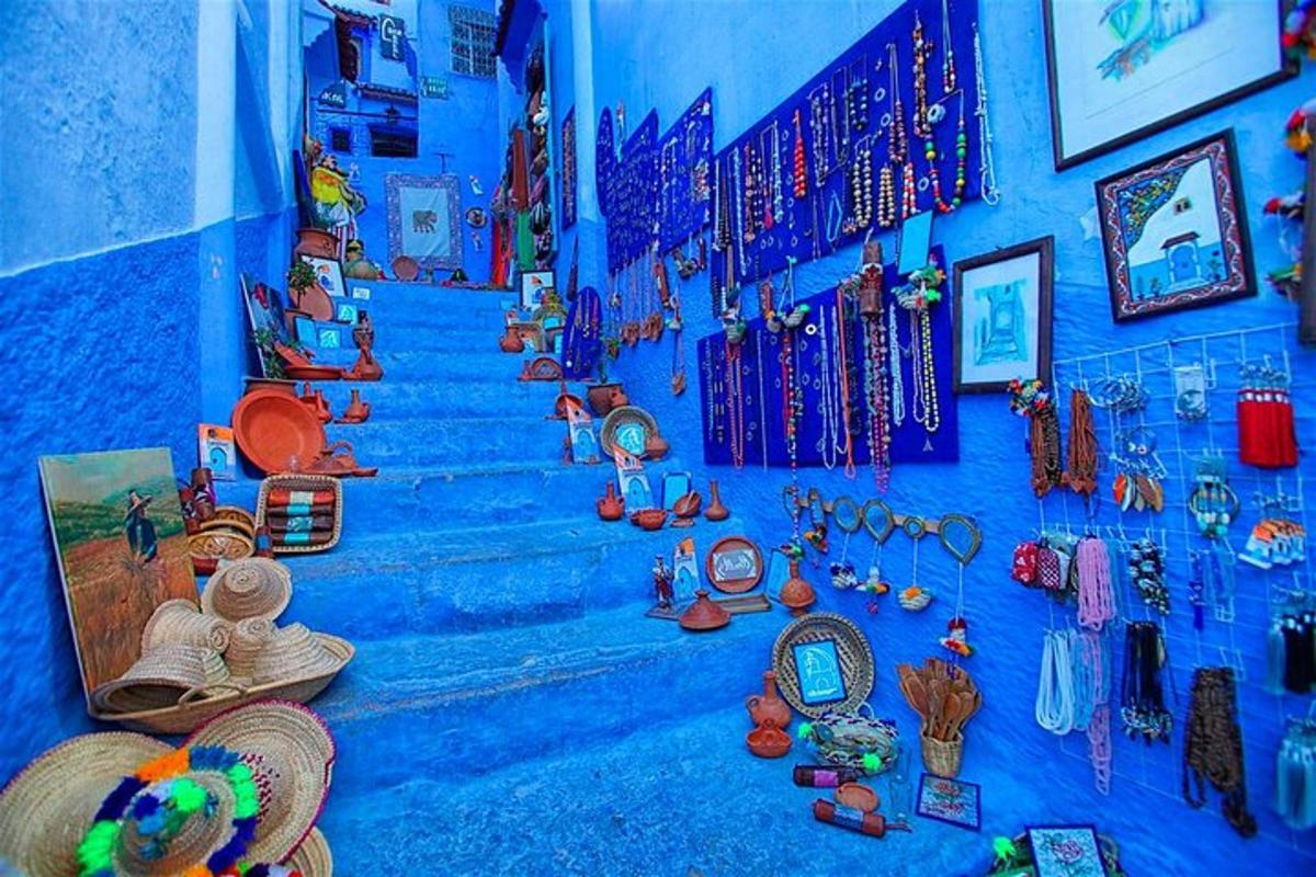 uma parede azul com escadas azuis com itens nela