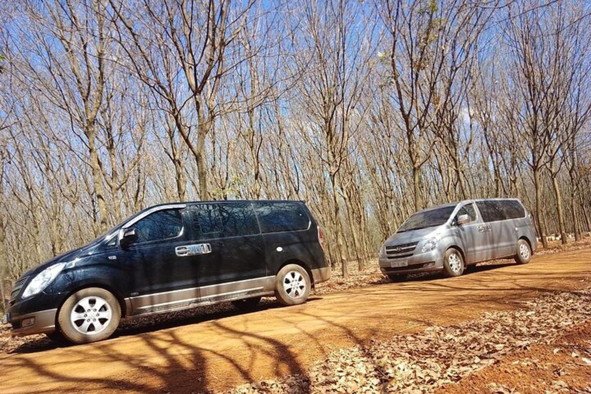 due veicoli sono parcheggiati su una strada sterrata