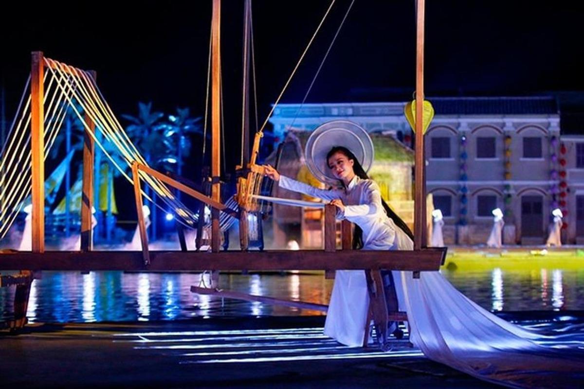 uma mulher em pé em um barco na água à noite