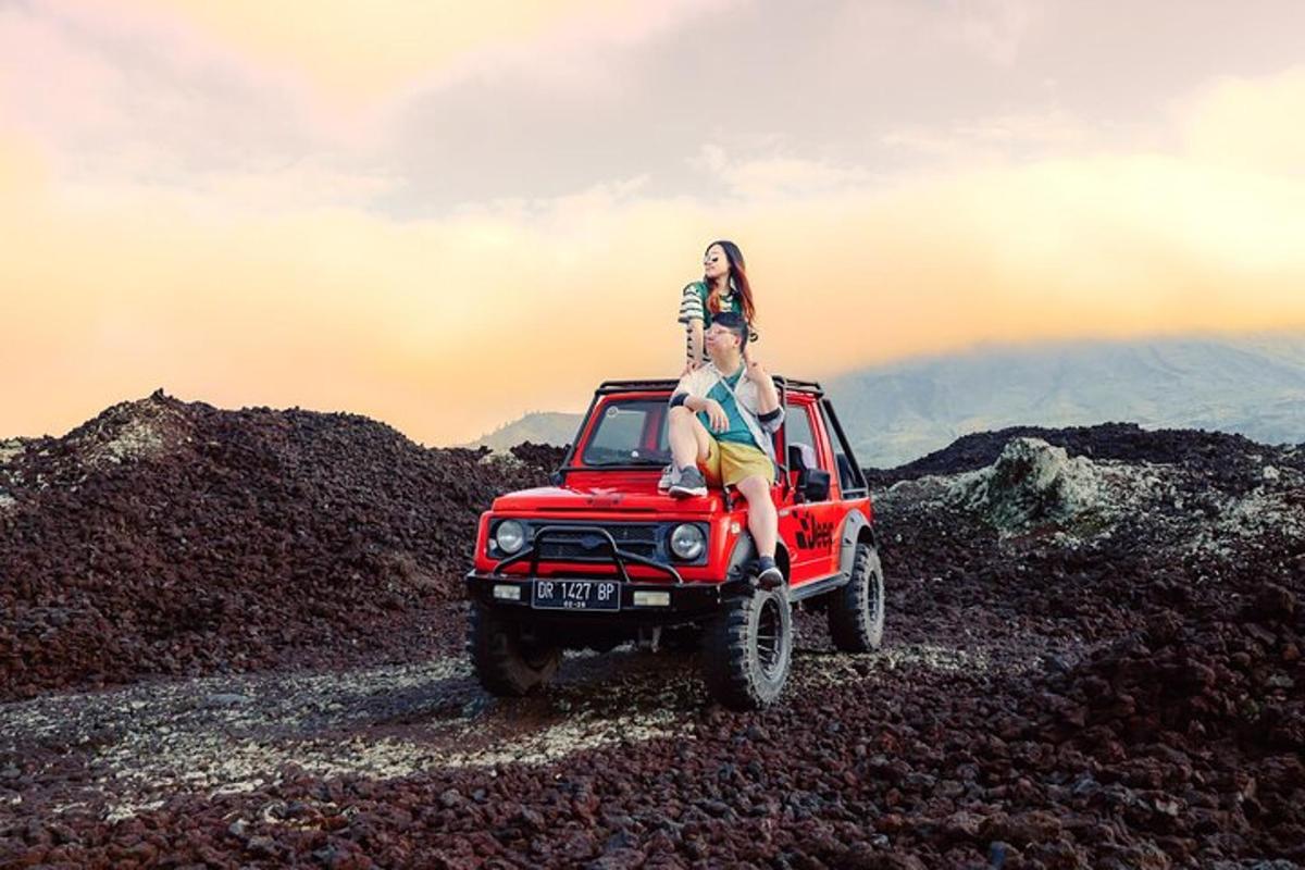 un uomo e una donna seduti sul retro di un camion rosso