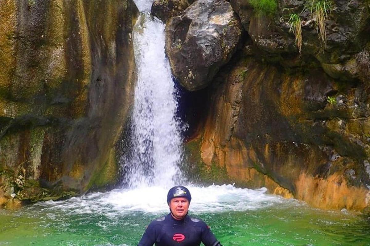 maður stendur fyrir framan foss
