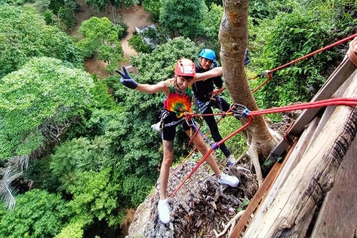 dva lidé na zip line v džungli