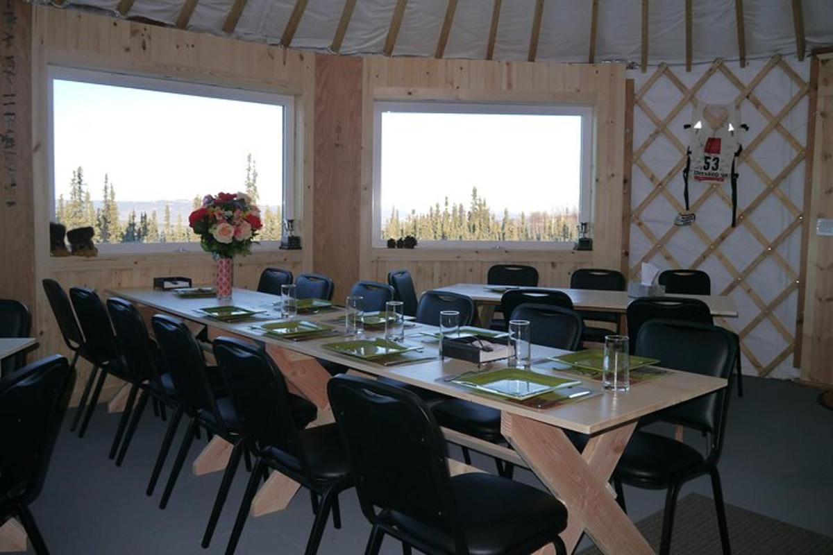 una grande sala conferenze con un lungo tavolo e sedie