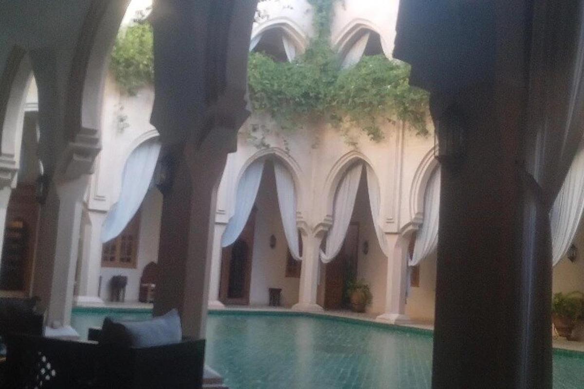 vista d'una piscina en un edifici