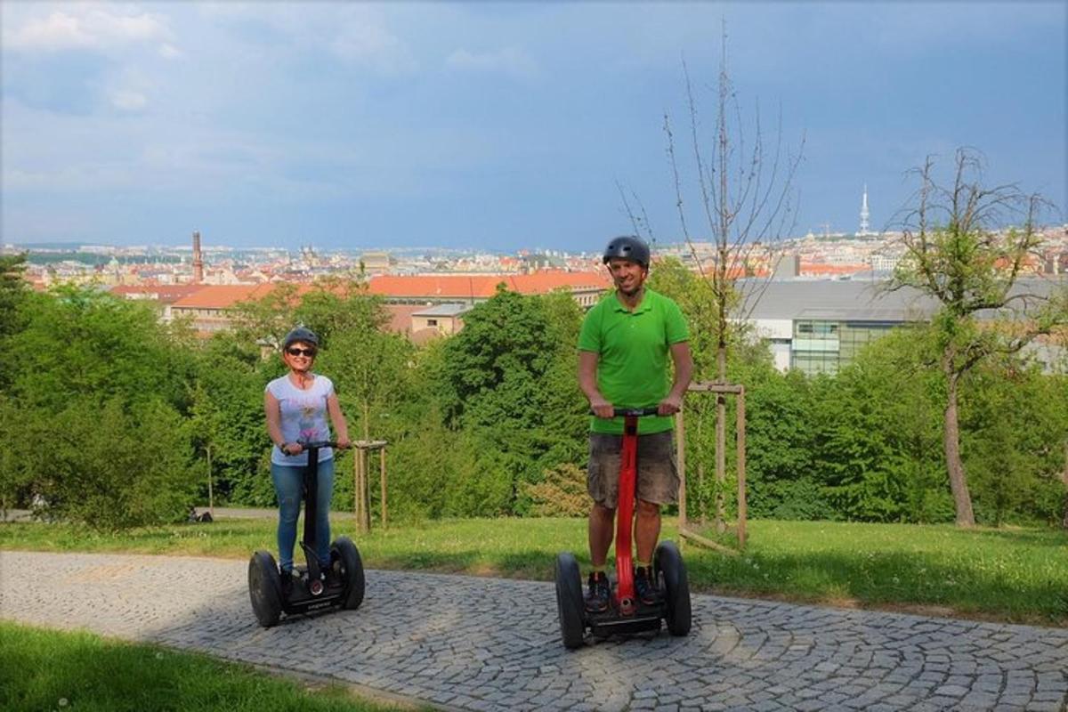 un home i una dona muntant en segways