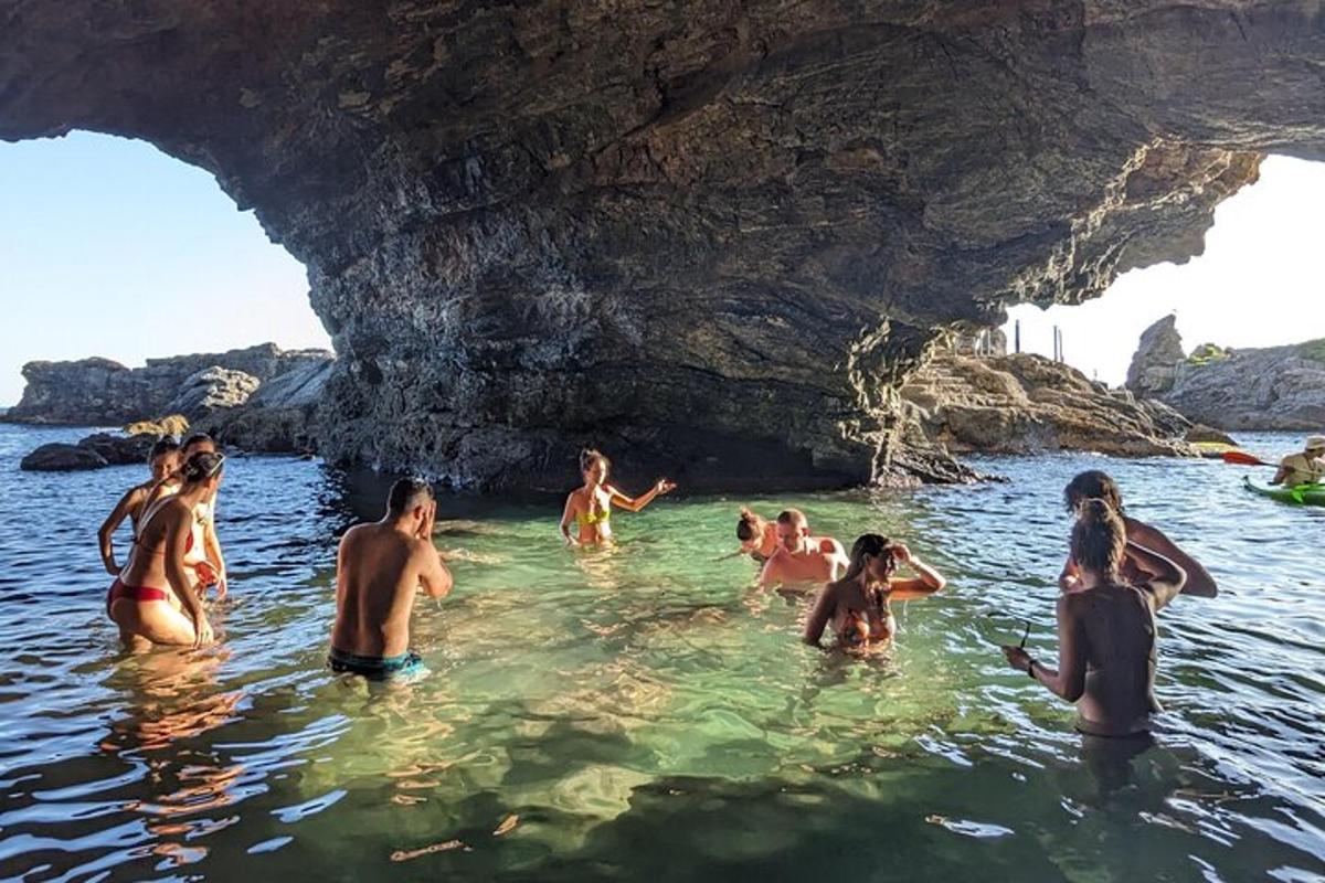 un gruppo di persone nell'acqua in una grotta