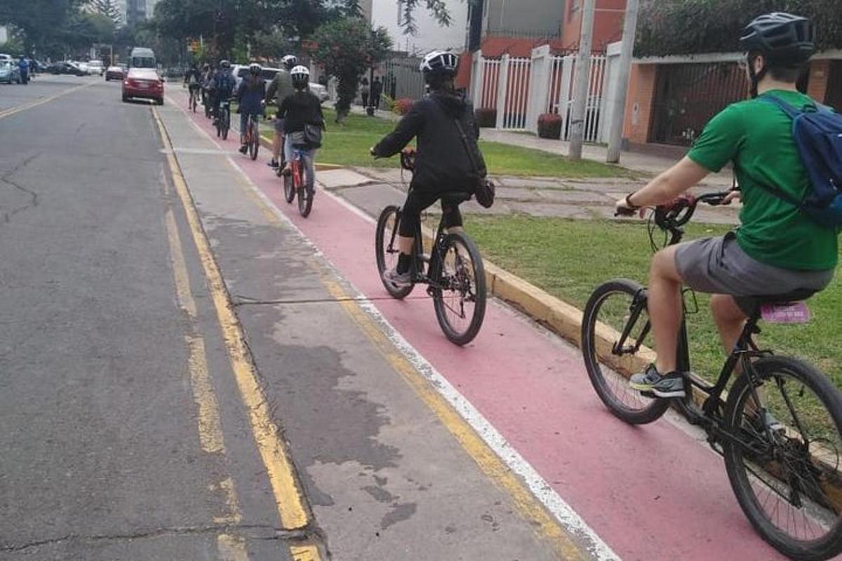 un grup de oameni care merg cu bicicleta pe o stradă