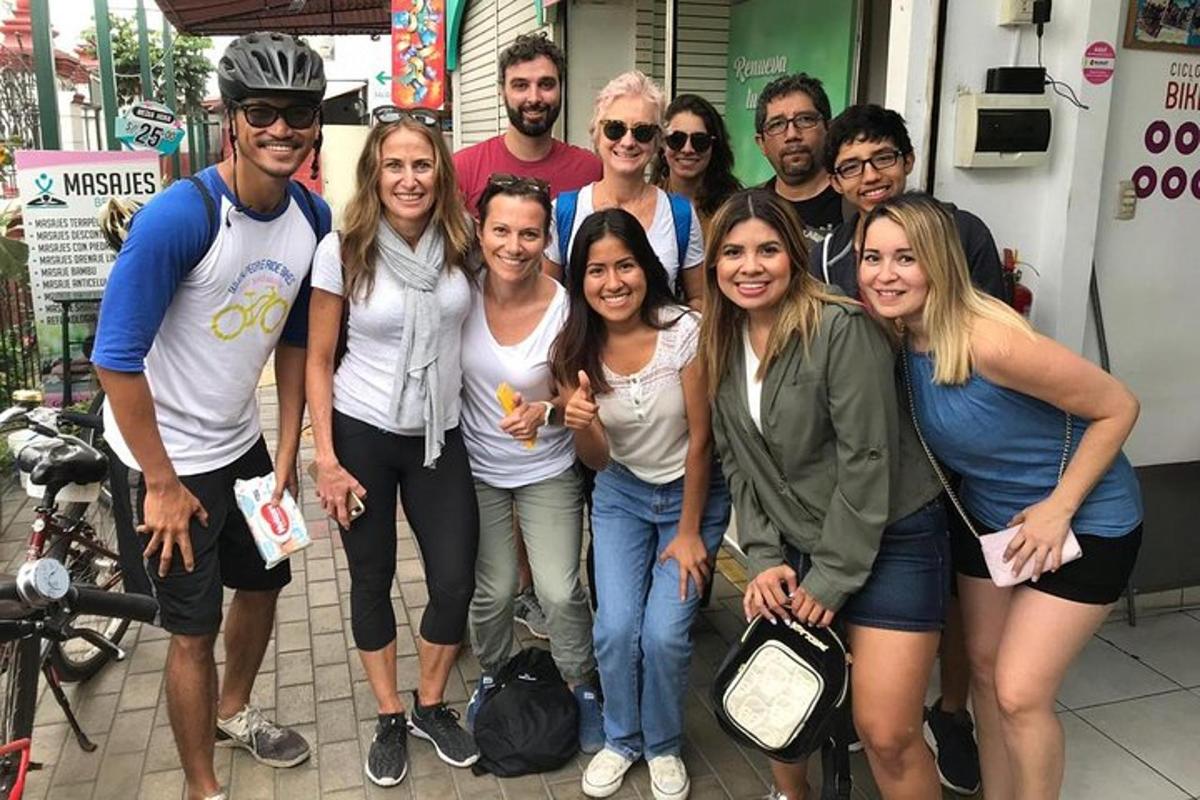 un grup de oameni care pozează pentru o fotografie