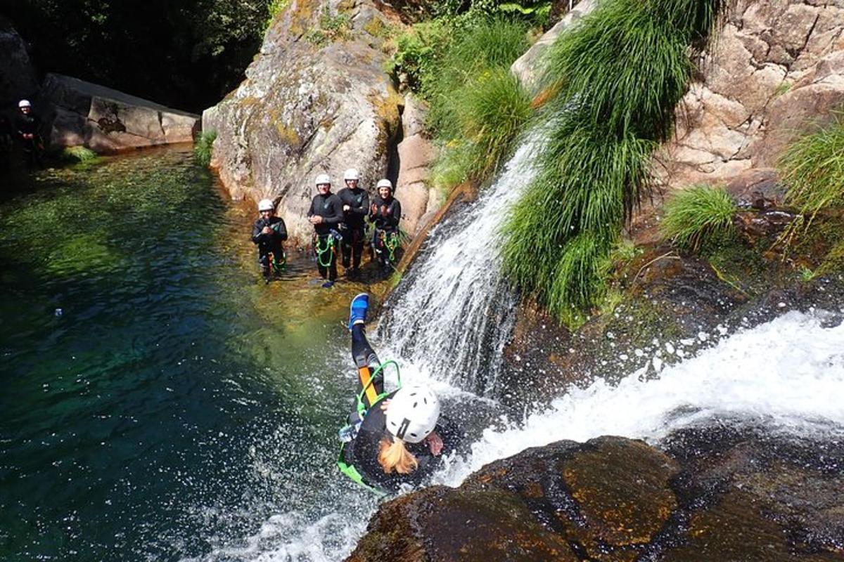 um grupo de pessoas em bicicletas perto de uma cachoeira