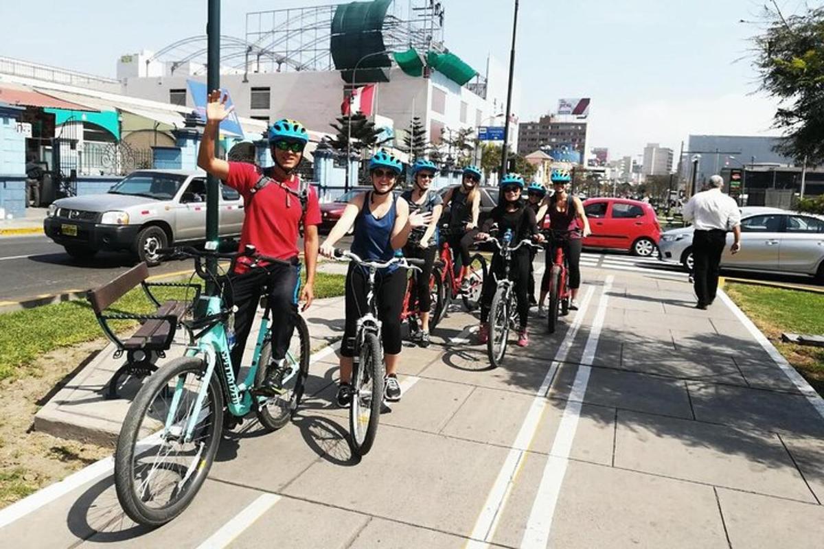 un grup de oameni care merg cu bicicleta pe trotuar