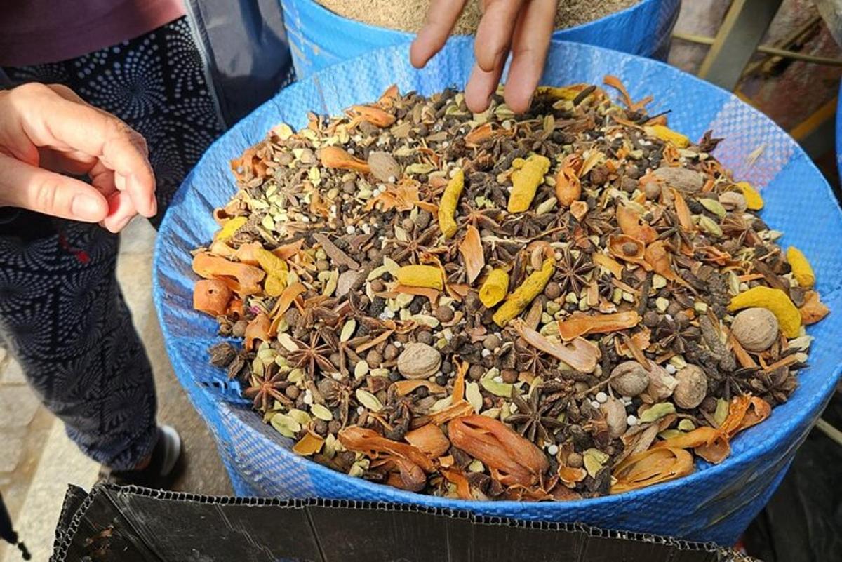 一个装满不同种类食物的蓝色碗
