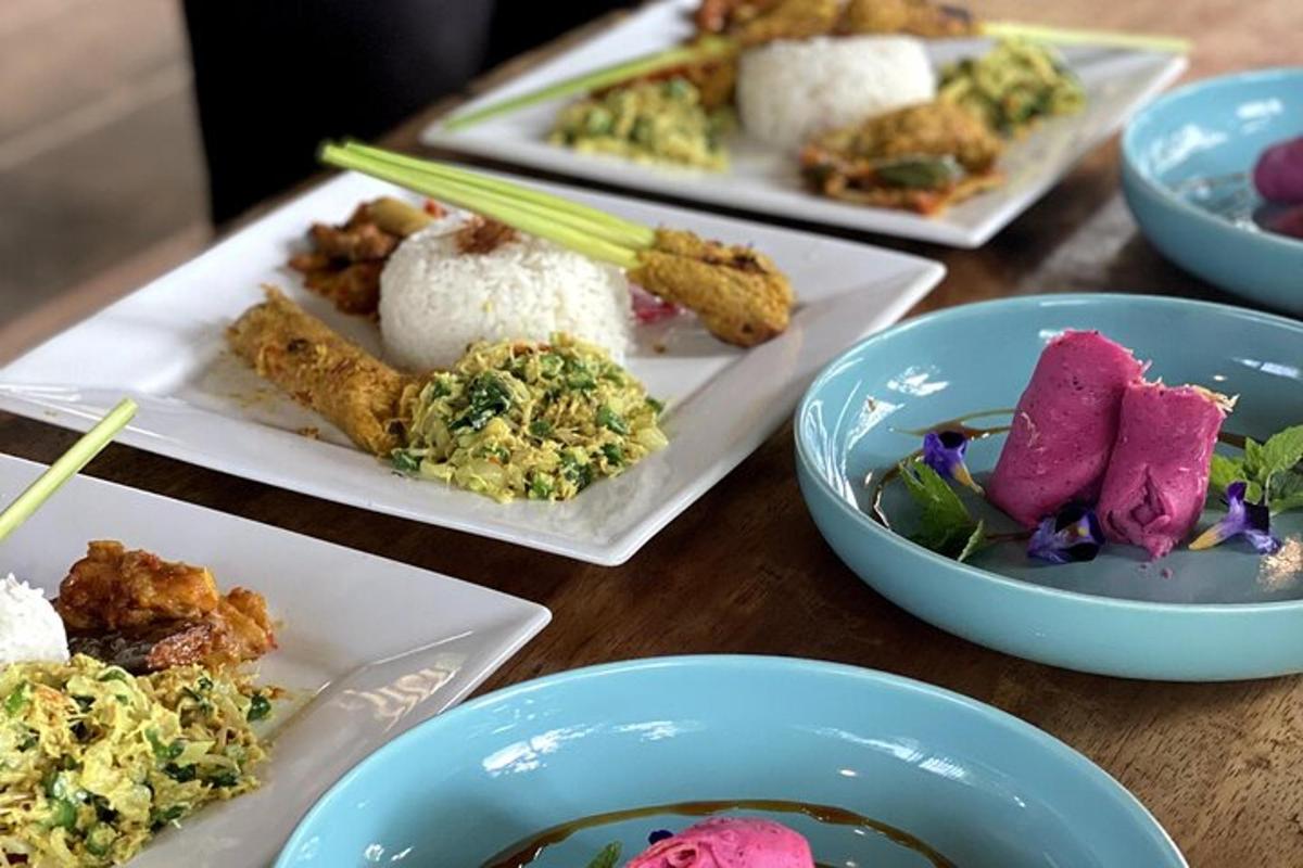 Una mesa con cuatro platos de comida encima.