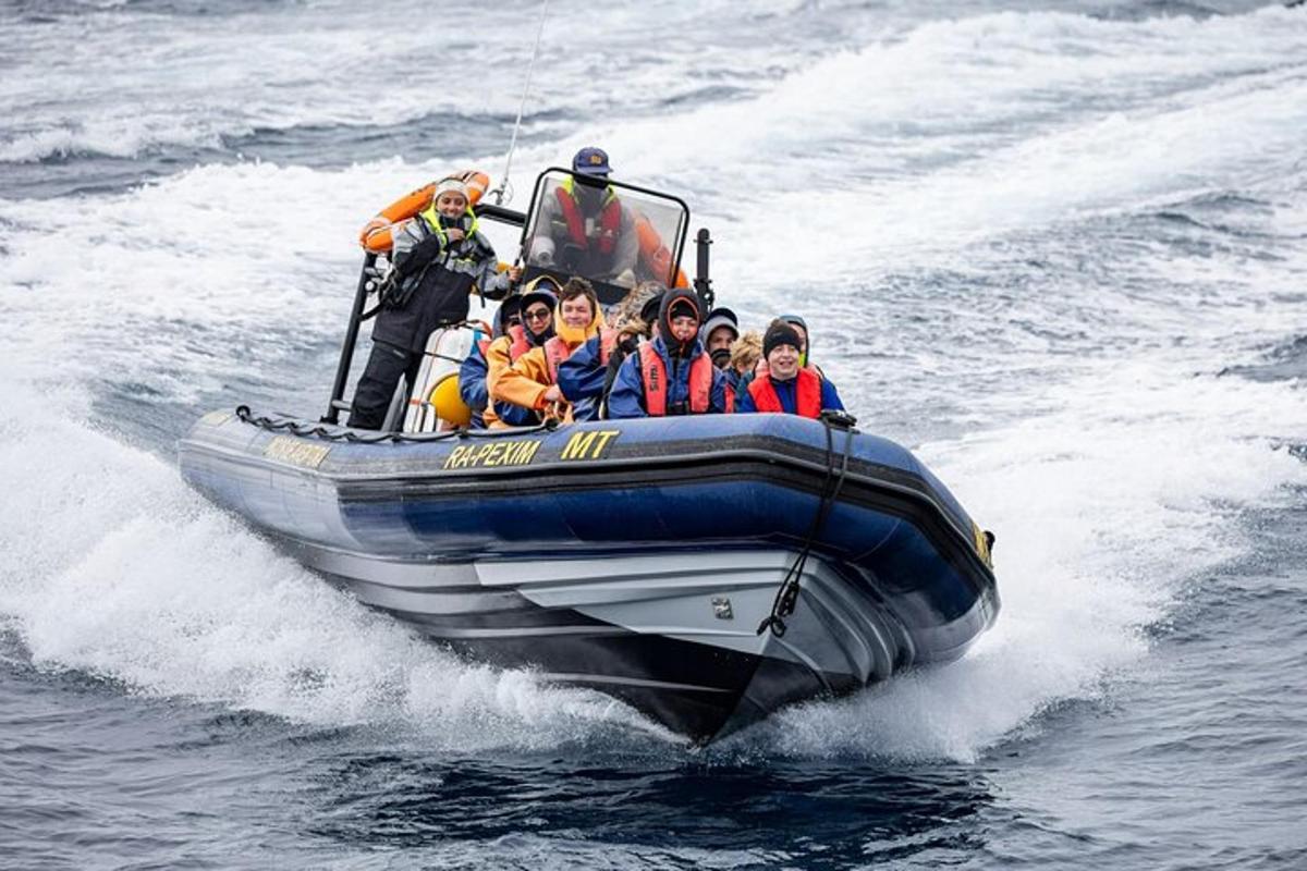 Un grupo de personas viajando en un bote en el agua