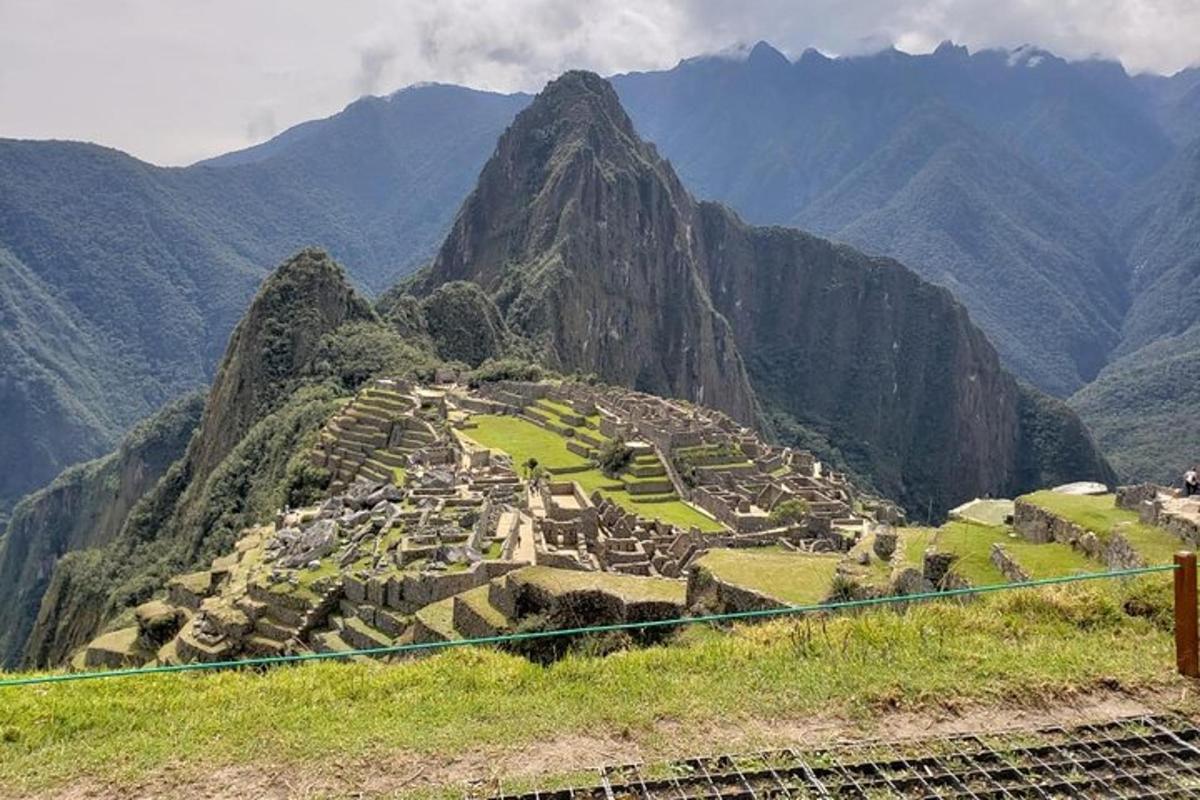 Una vista de una montaña con un pueblo en una colina.