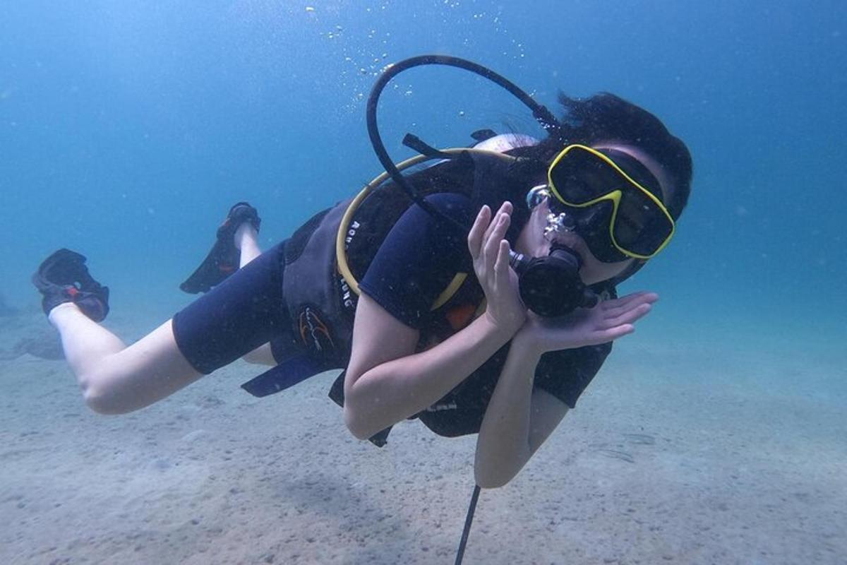 una donna sdraiata sulla schiena nell'acqua