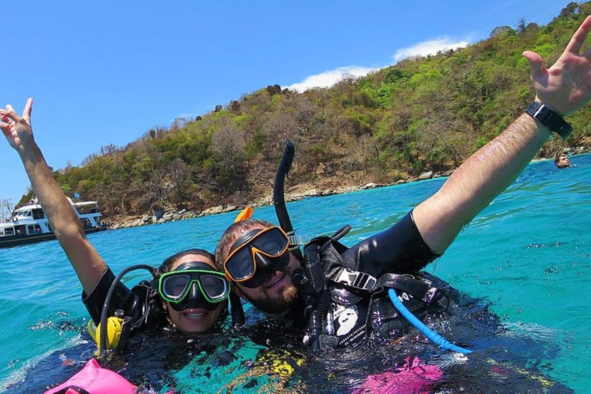 due persone nell'acqua dell'oceano