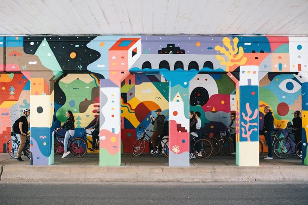 zeď pokrytá graffiti s koly zaparkovanými před ní