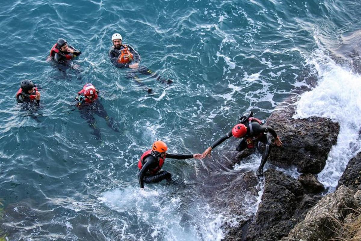 un gruppo di persone è in acqua