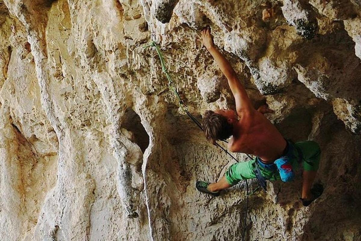 un uomo sta scalando una parete rocciosa