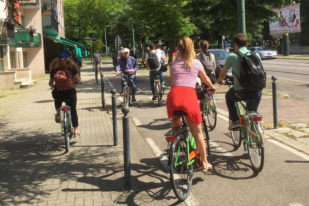 un grup de persones anant en bicicleta per un carrer