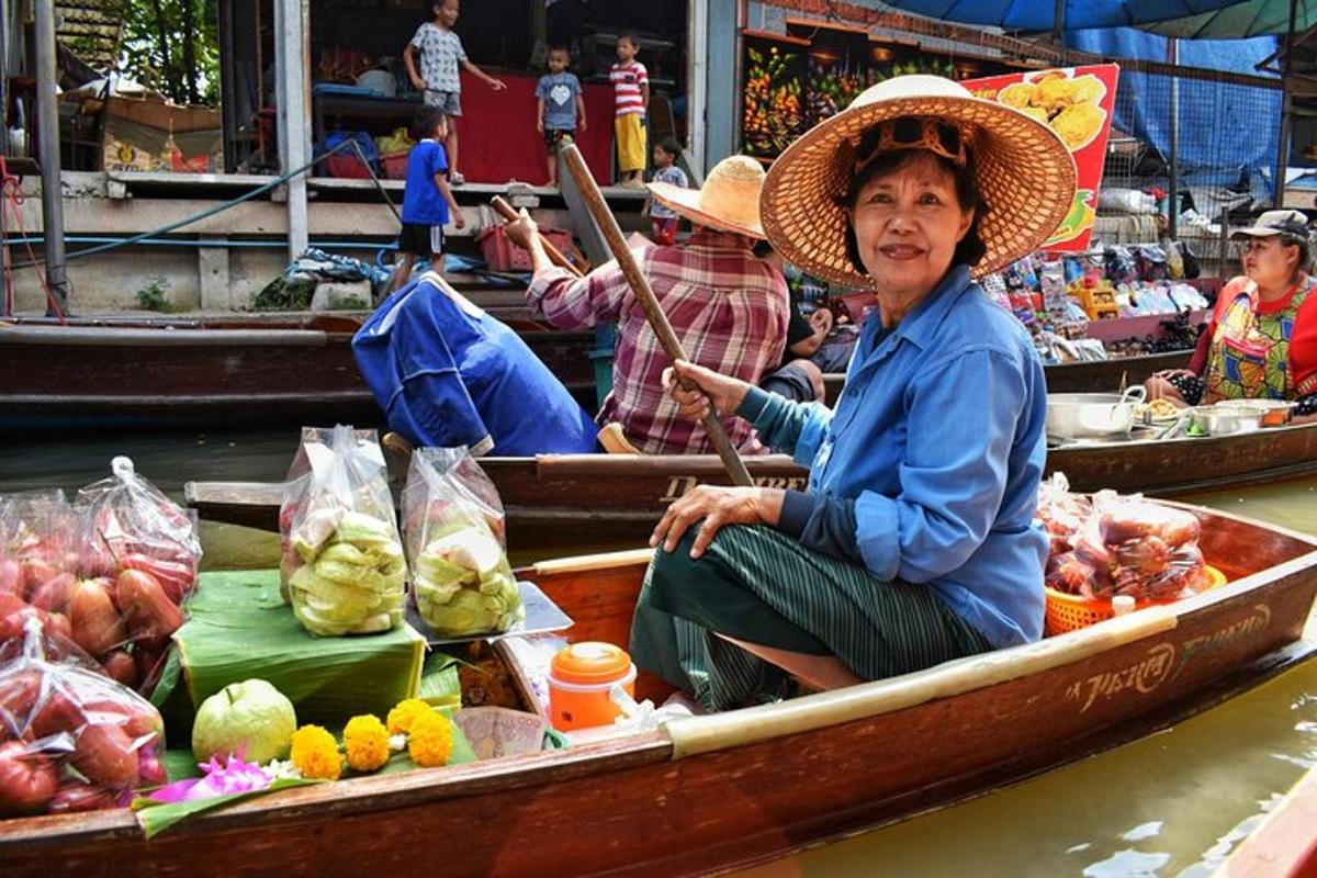 seorang wanita duduk di perahu yang penuh dengan buah-buahan dan sayuran
