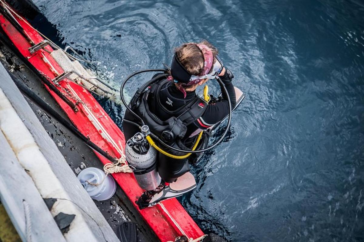 una persona en un barco en el agua