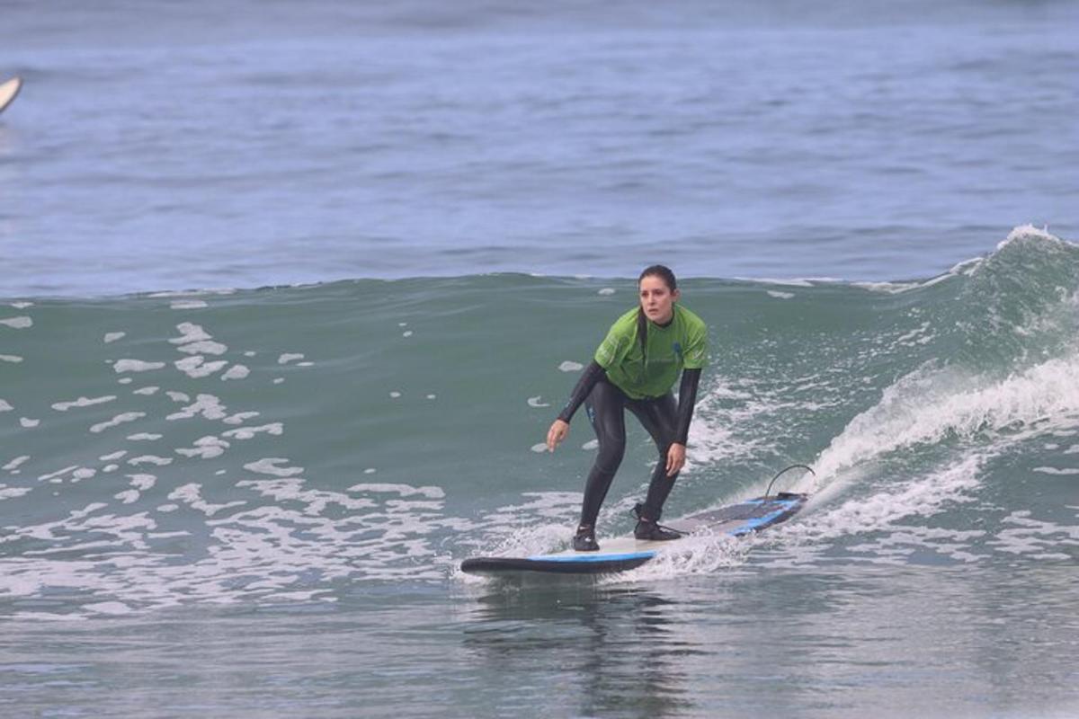 um homem pegando uma onda em uma prancha de surfe no oceano