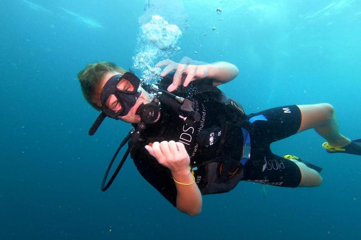 una persona che nuota nell'acqua con una telecamera