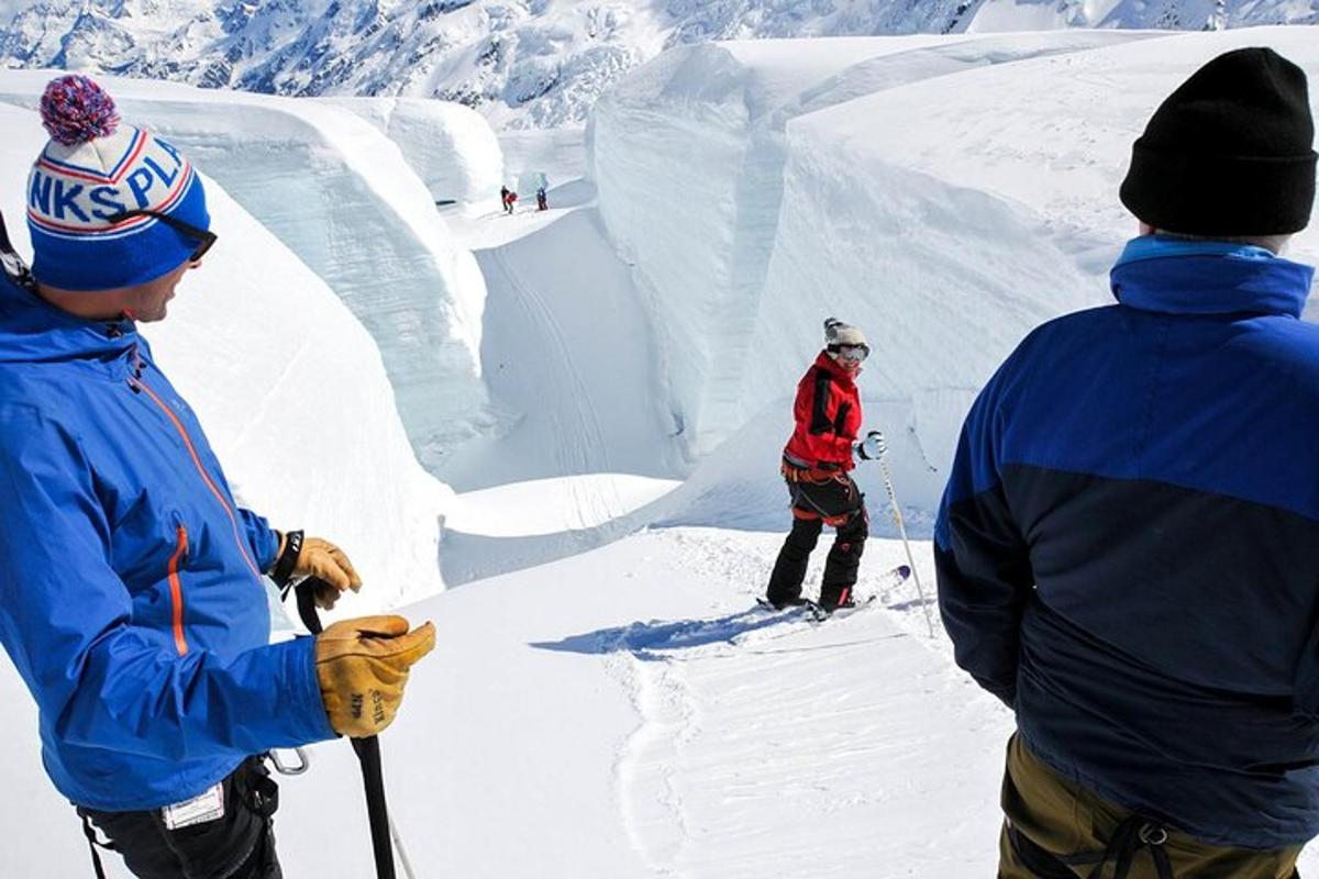 Un grupo de personas con esquís en la nieve.