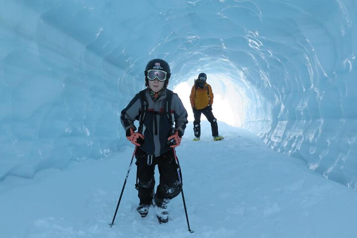 to personer på ski i en ishule