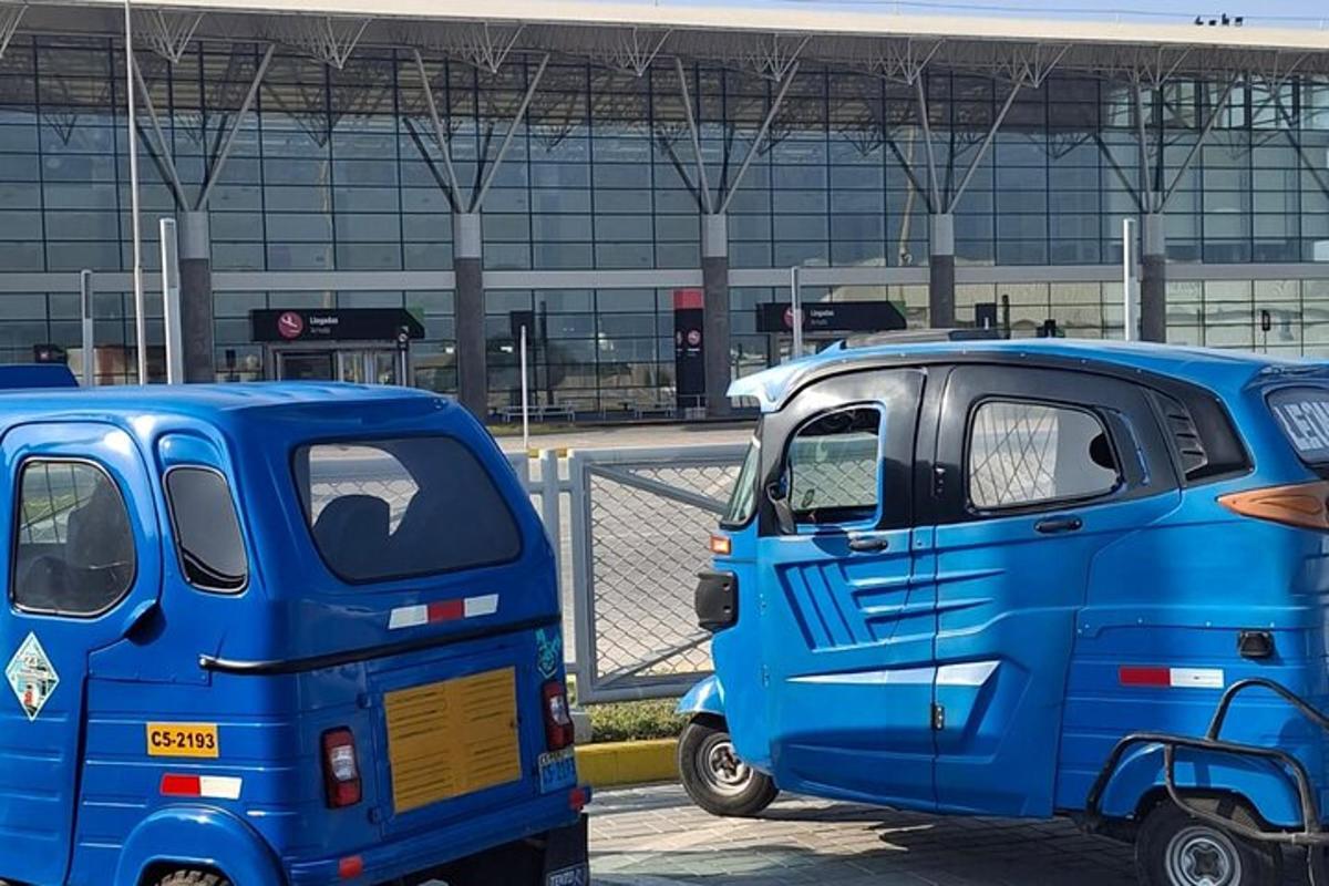 două camioane albastre parcate una lângă alta într-o parcare