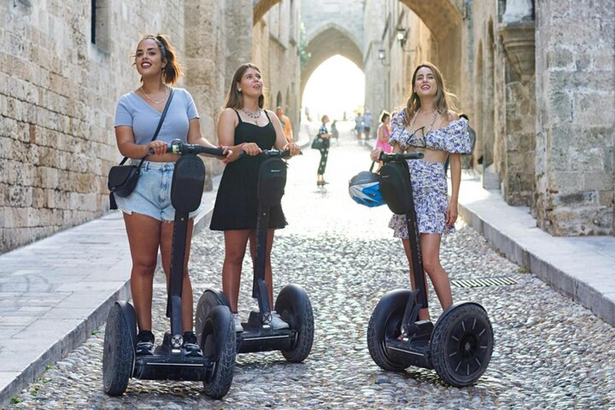 Tri ženy jazdia na segiftoch po ulici