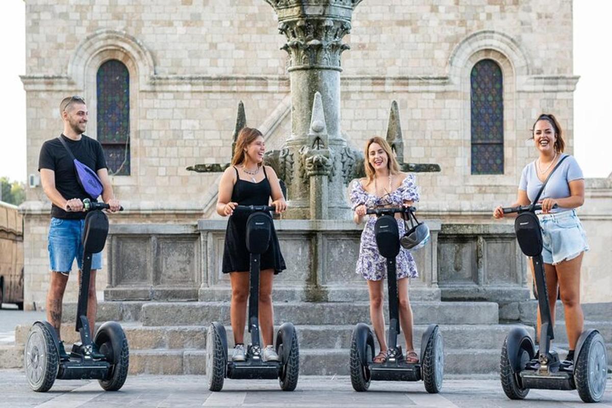 isang grupo ng mga tao na nakasakay sa mga segway sa harap ng isang gusali