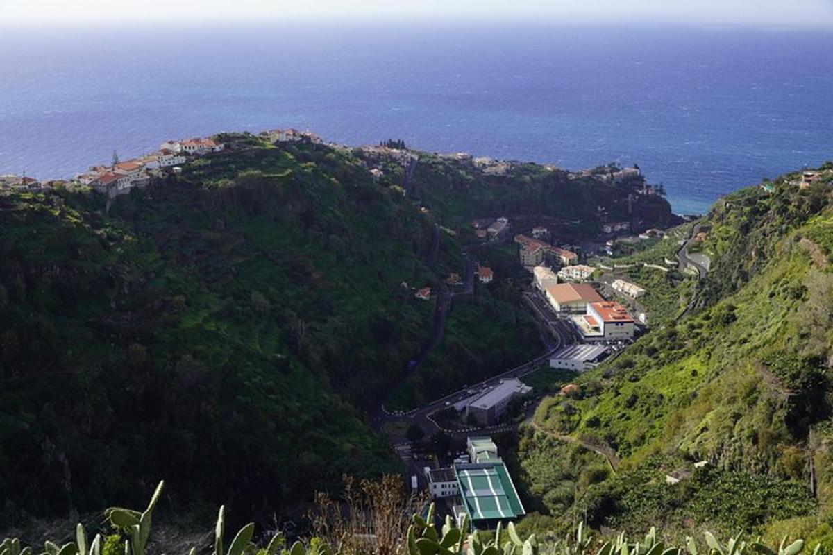 θέα ενός βουνού με φόντο τον ωκεανό