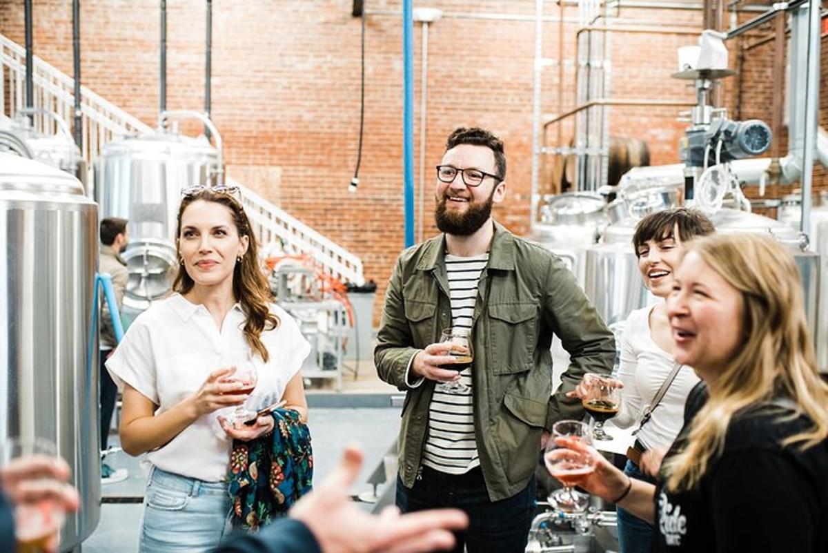 eine Gruppe von Menschen, die in einer Brauerei Wein trinken