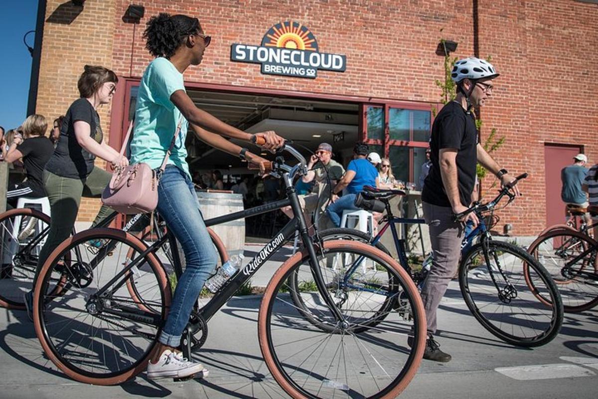 eine Gruppe von Menschen, die auf einer Straße Fahrrad fahren