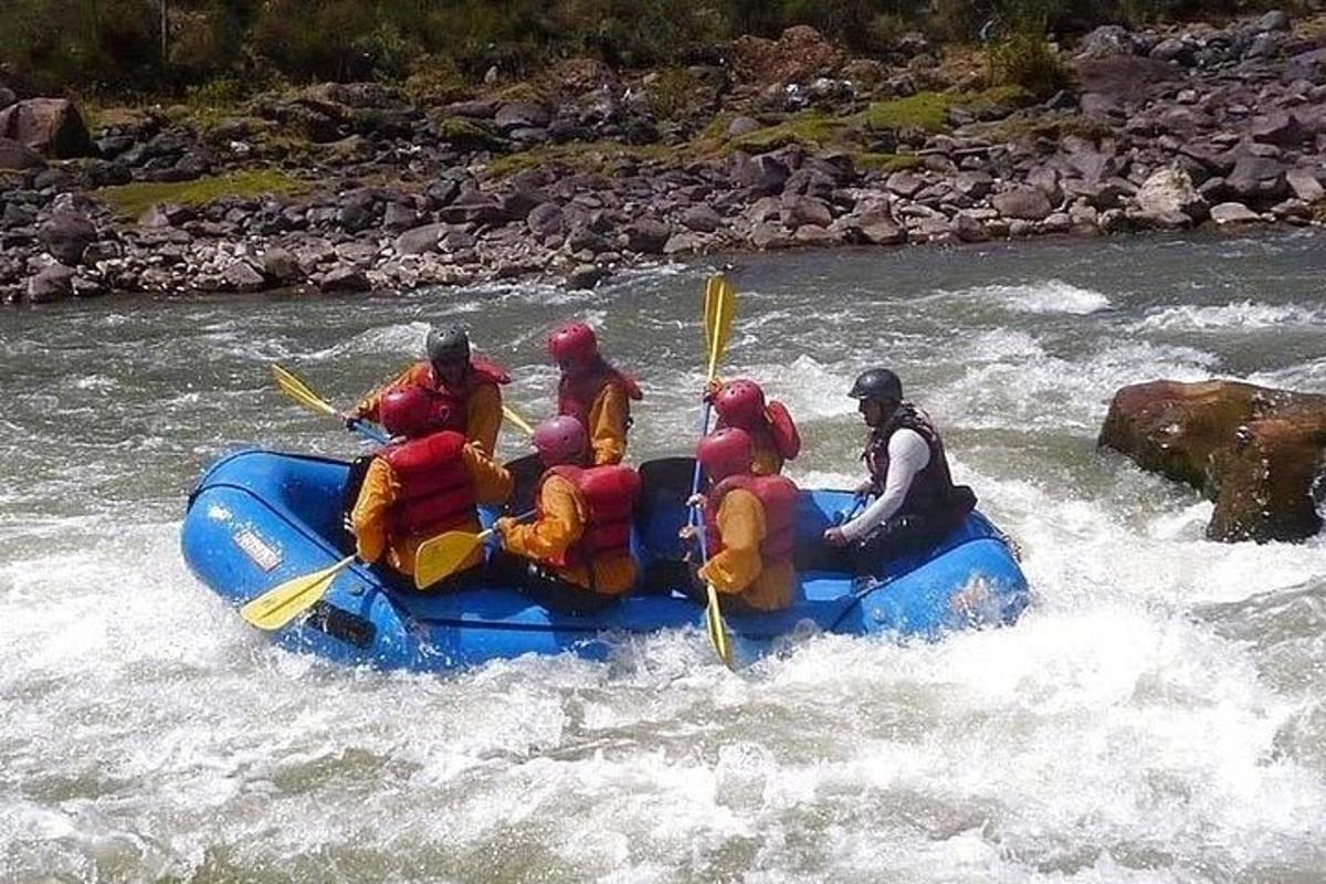 un gruppo di persone su una zattera su un fiume