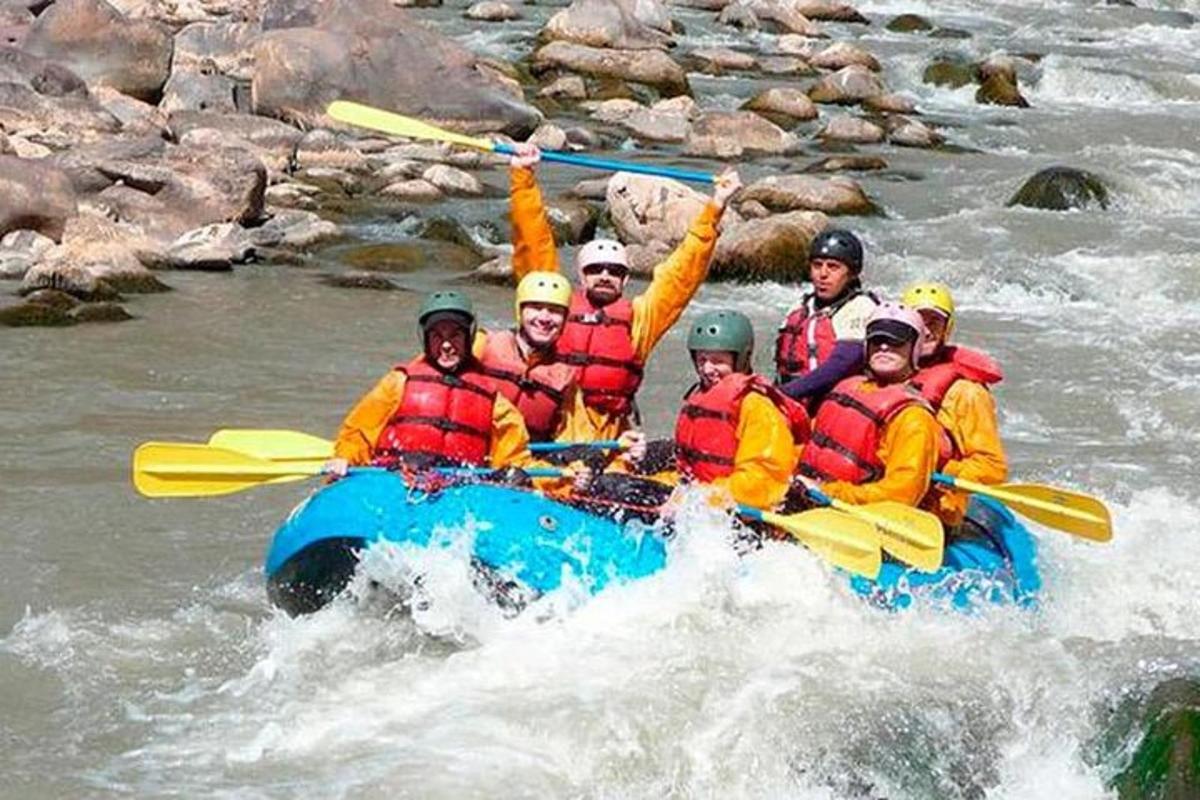 un gruppo di persone su una zattera su un fiume