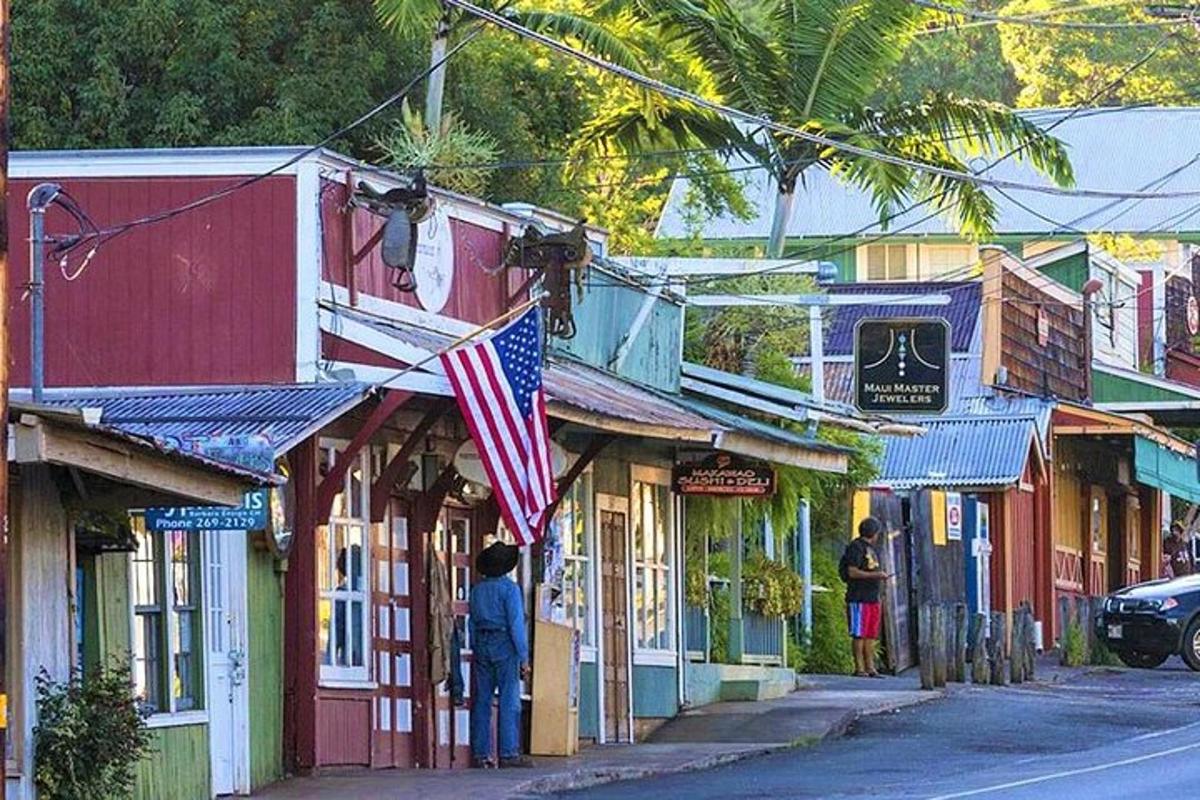 egy személy áll az utcán egy amerikai zászlóval a kezében