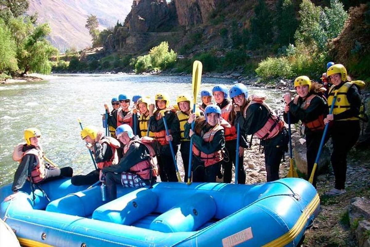 un gruppo di persone in piedi accanto a una zattera su un fiume