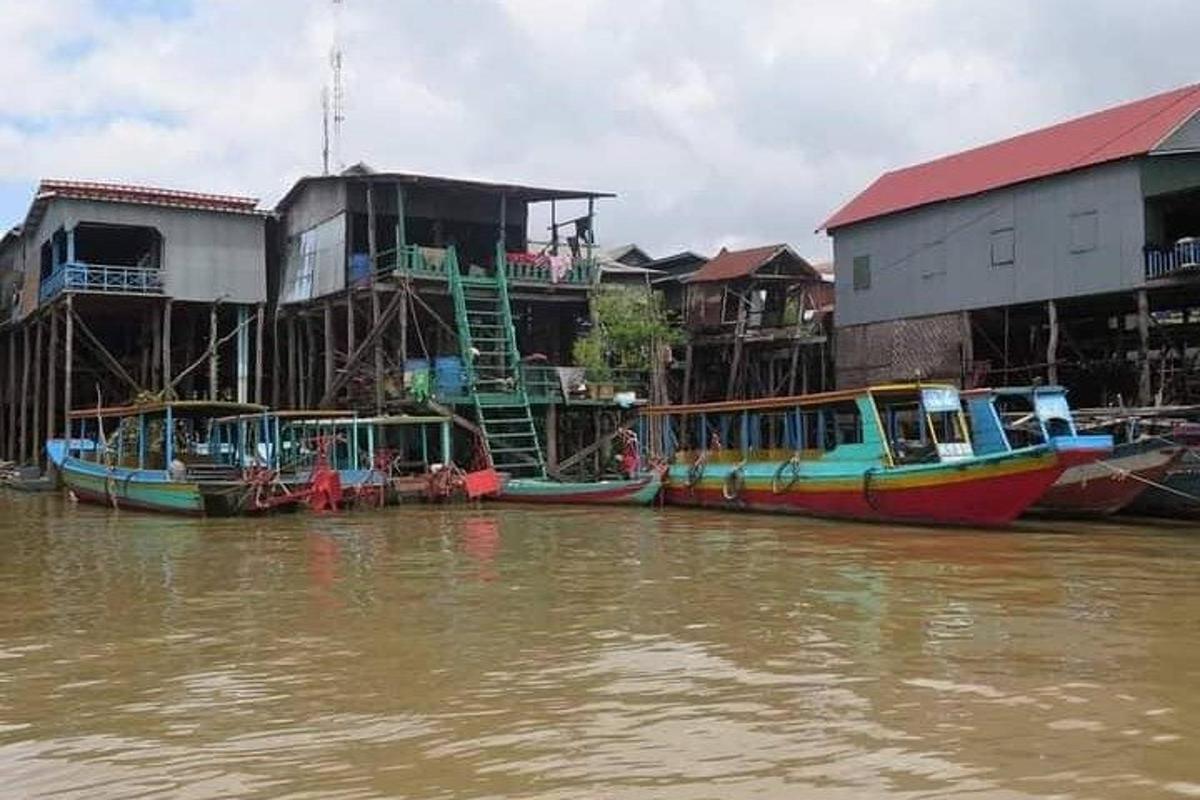 sekumpulan bot di dalam air di sebelah bangunan