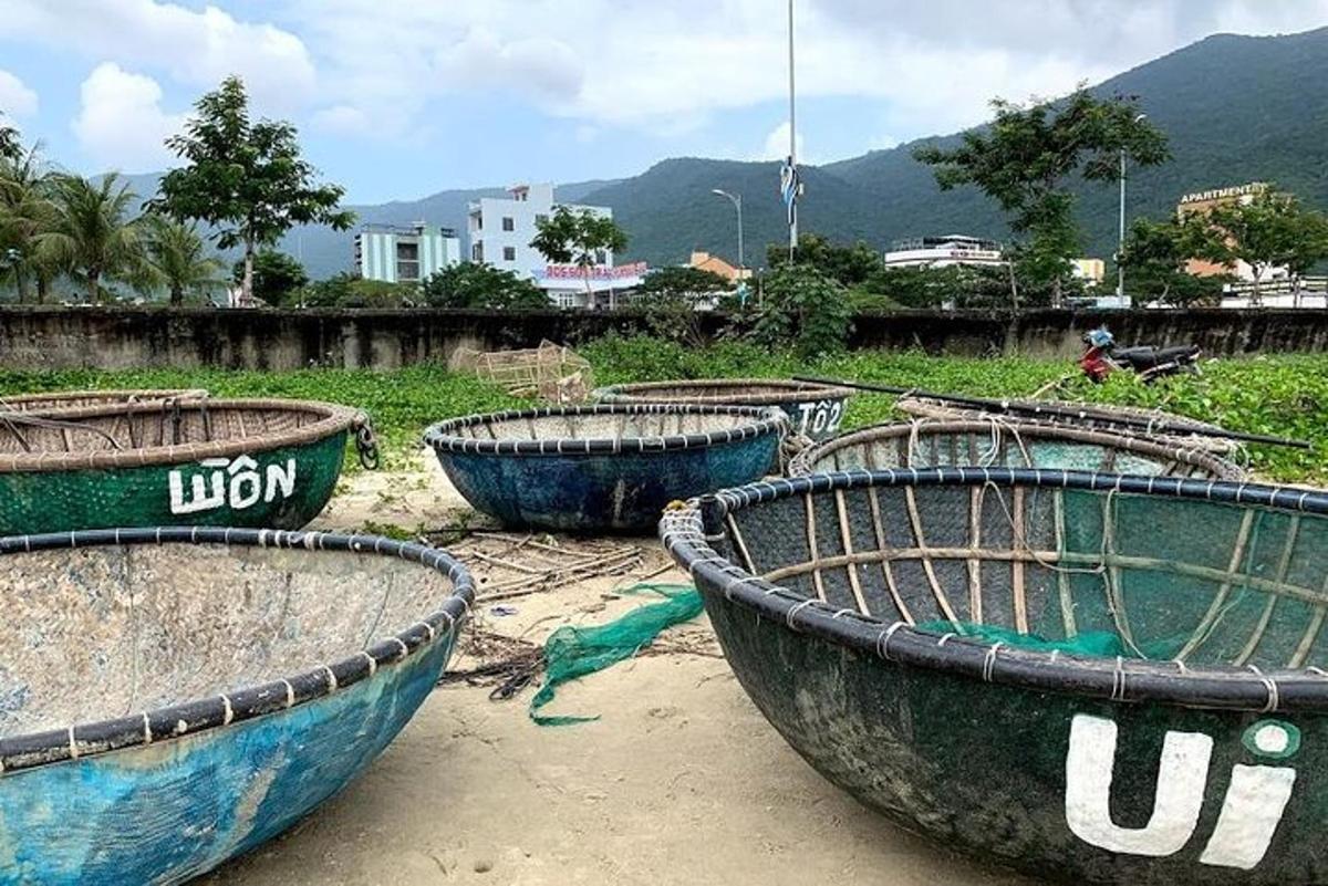 um grupo de barcos parados no chão