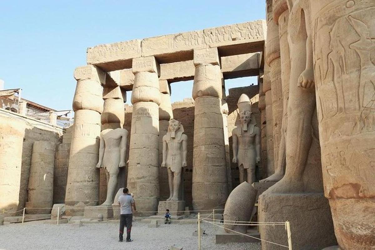 ein Mann steht vor einem Tempel