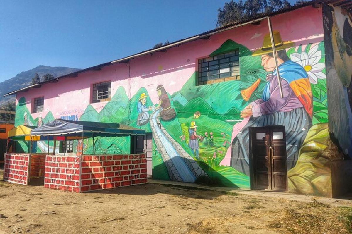 un murale dipinto sul lato di un edificio