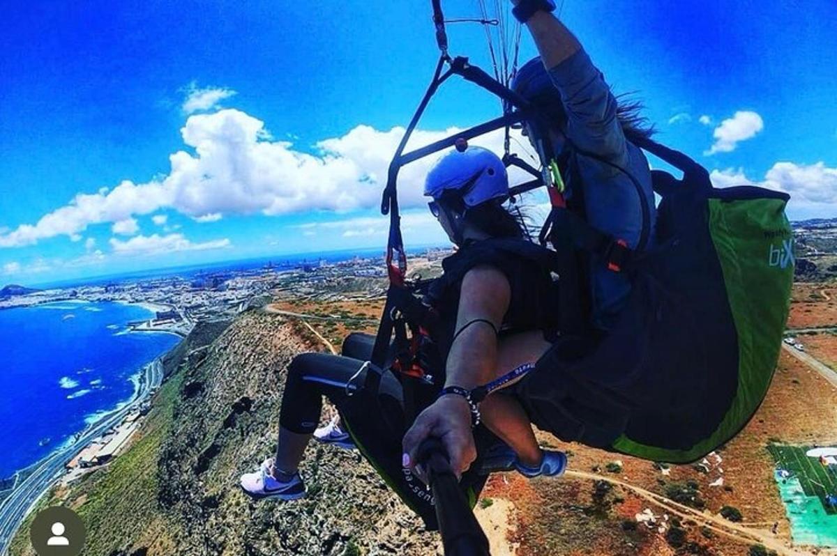 Δύο άτομα κάνουν ποδήλατο με φερμουάρ πάνω από τον ωκεανό