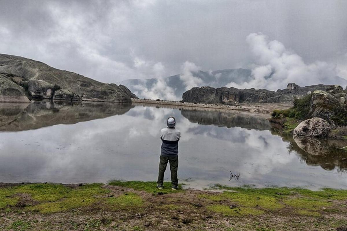 un uomo in piedi davanti a uno specchio d'acqua