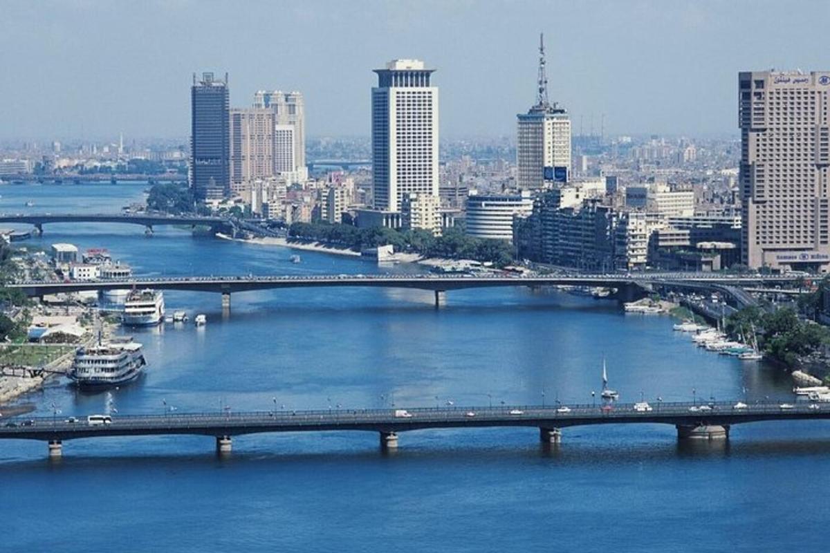 uma ponte sobre um rio em uma cidade com edifícios